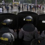 Polisi mengamankan unjuk rasa yang berakhir rusuh saat mengelar latihan pelaksanaan dan pengamanan jelang Pilkada serentak 2015 di Lapangan Parkir Timur Senayan, Jakarta, Kamis, 6 Agustus 2015. Simulasi ini untuk mengamankan Pilkada mulai dari proses awal hingga akhir, pengumuman perolehan suara dan penetapan KPUD. (CNN Indonesia/Adhi Wicaksono)