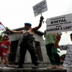 aksi kopral TNI Subagio tolak narkoba dan LGBT di Indonesia Sumber : Okezone.com