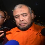 Foto: (Antara/Wahyu Putro A). 
Hakim Mahkamah Konstitusi Patrialis Akbar mengenakan baju tahanan setelah tertangkap dalam operasi tangkap tangan (OTT) KPK di Gedung KPK, Jakarta, 27 Januari 2017.