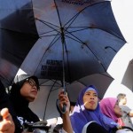 Foto: KOMPAS.com/GARRY ANDREW LOTULUNG.
Aktivis HAM dan keluarga korban pelanggaran HAM memperingati 10 Tahun Aksi Kamisan di depan Istana Merdeka, Jakarta, Kamis (19/1/2017). Kamisan sebagai bentuk perlawanan keluarga korban pelanggaran hak asasi manusia dalam melawan lupa telah berlangsung selama 10 tahun sejak aksi pertama di depan Istana Merdeka pada 18 Januari 2007.