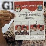 Percetakan Surat Suara Putaran Kedua
Ketua KPU DKI Sumarno menunjukkan contoh surat suara untuk putaran kedua Pilkada DKI Jakarta di Cikarang, Jawa Barat, Kamis (23/3). Sekitar 7,2 juta surat suara akan di cetak sesuai daftar pemilih Sementara (DPS) yang di tentukan KPU DKI dan ditambah 2,5 persen sebagai cadangan. Foto: Rakhmawaty La'lang/Republika