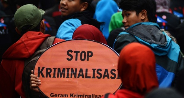 Hentikan Kriminalisasi Terhadap Masyarakat dengan Isu Penistaan Agama Hentikan Kriminalisasi Terhadap Masyarakat dengan Isu Penistaan Agama