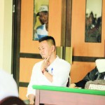 DIDAKWA PENODAAN: Terdakwa dr Otto Rajasa (baju putih) mengusap keringat ketika mendengarkan keterangan saksi dalam sidang lanjutan kasus dugaan penodaan agama di Pengadilan Negeri (PN) Balikpapan, kemarin (23/5) pagi. Sidang kedua ini ramai dihadiri beberapa warga yang sebelumnya merasa kecewa karena tidak bisa mengikuti sidang akibat kesalahan jadwal. Foto: balikpapan.prokal.co