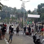 Warga pengunjuk rasa turun ke jalan dan berhadapan dengan aparat keamanan di Manokwari, Papua, Senin (19/8/2019). Aksi yang diwarnai kericuhan itu terjadi menyusul protes penangkapan mahasiswa Papua di sejumlah wilayah di Jawa Timur. (Foto: Kompas/AFP/STR)