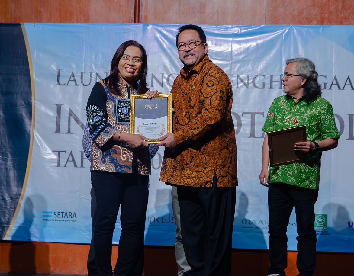 Penyerahan penghargaan Indeks Kota Toleran oleh SETARA Institute dalam acara Launching Penghargaan, dengan dua orang memegang sertifikat penghargaan di atas panggung